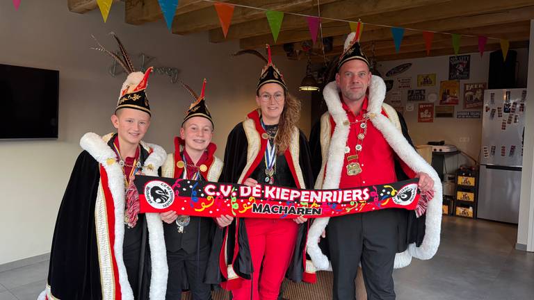 Bram en Christel zijn prinsenpaar, zoon Leslie jeugdadjudant samen met jeugdprins Stef (foto: Megan Hanegraaf).