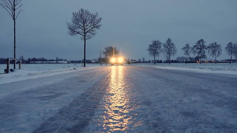 IJzel op de weg (foto: Ben Saanen).