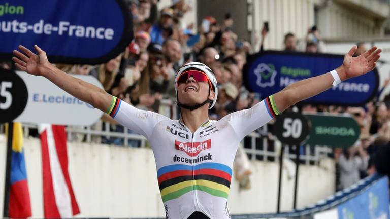 Mathieu van der Poel wint Parijs-Roubaix. (foto: ANP)