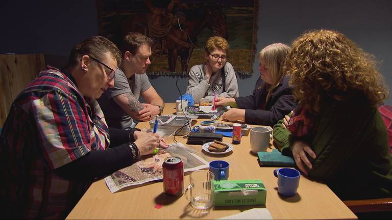 Deelnemers van De Hooiberg aan de koffie (Foto: Omroep Brabant).