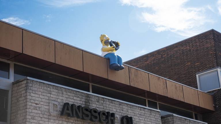 Het beeld staat op een dansschool aan de Nieuwlandstraat (foto: Kaapstad).