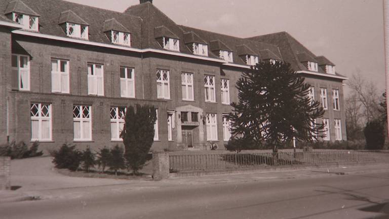 Het inmiddels gesloopte gebouw van Moederheil aan de Valkenierslaan in Breda. (beeld: Omroep Brabant)