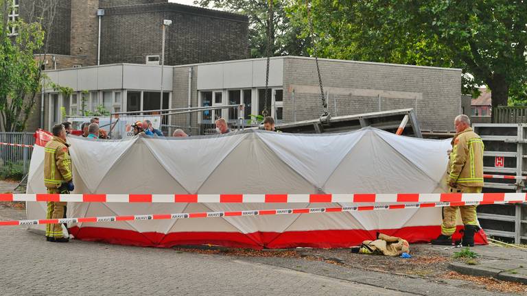 Direct werd de plek waar het slachtoffer lag afgeschermd (foto: Rico Vogels/SQ Vision Mediaprodukties).