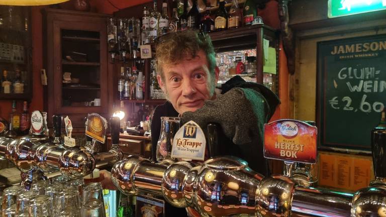 Barman Hans in Café Weemoed (foto: Collin Beijk)