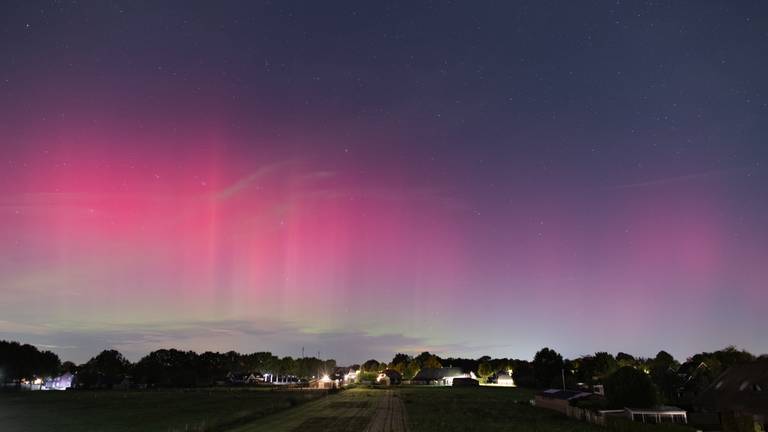 Vanuit het zolderraam in Heeswijk Dinther was het noorderlicht zichtbaar (foto: Victor van Wulfen).