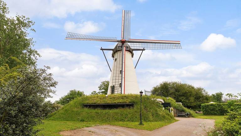 Binnenkijken in deze oude molen uit 1841 die te koop staat 