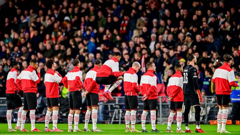 PSV-spelers stellen zich op voorafgaand aan de wedstrijd (Foto: ANP)