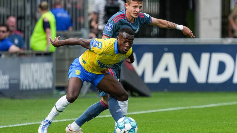 Thierry Lutonda (RKC) in duel met Feyenoorder Sebastian Szymanski (Foto: Orange Pictures)