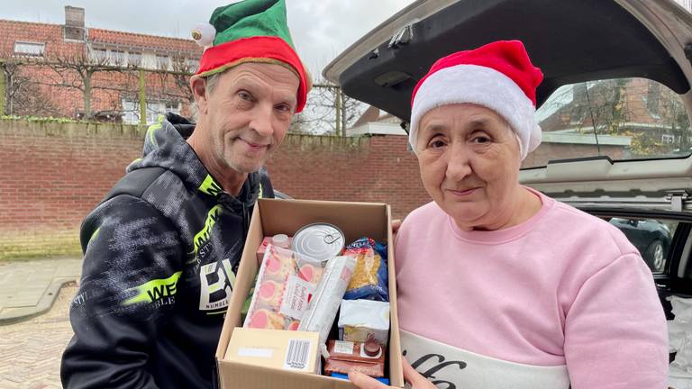 Peter en Carla met een kerstpakket om uit te delen (foto: Erik Peeters)