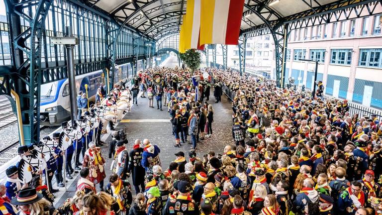 Wachten op de aankomst van de prins op het perron van Oeteldonk Centraol (EYE4images).