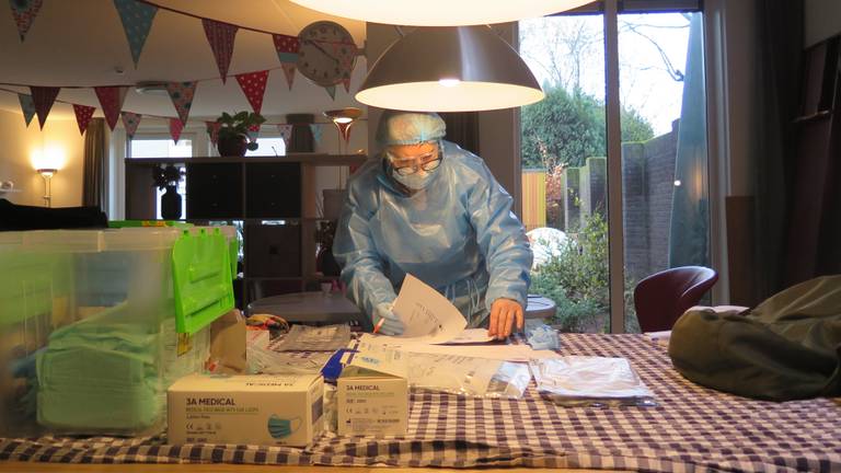 Thuistester Suzanne stalt alle spullen uit op een tafel in een zorginstelling (foto: Joris van Duin).