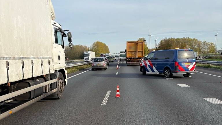 Het verkeer kan niet over de rechterrijstrook (foto: Rijkswaterstaat).