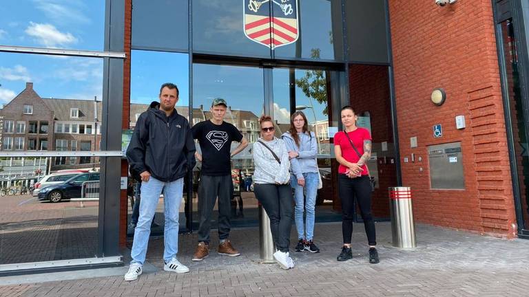 De bewoners voor het gemeentehuis in Bladel.