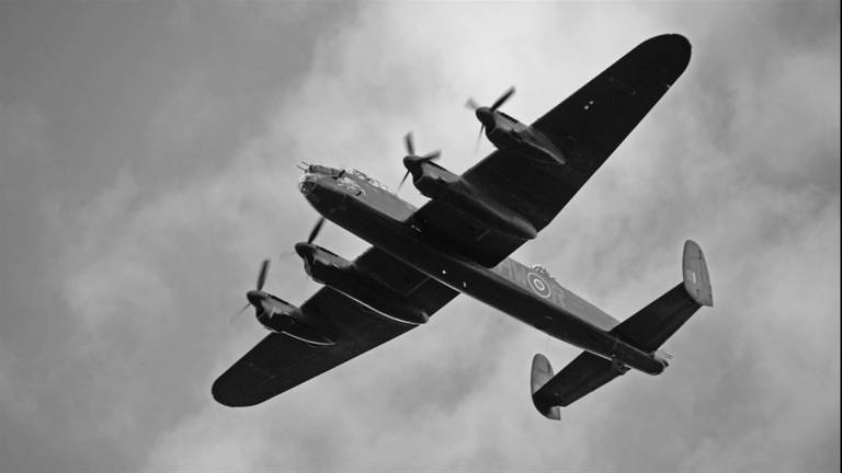 Luchtgevecht boven Altena over wrakstukken van in 1944 neergeschoten Engelse bommenwerper.