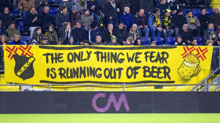 Veel NAC-supporters drinken bier tijdens de wedstrijden.