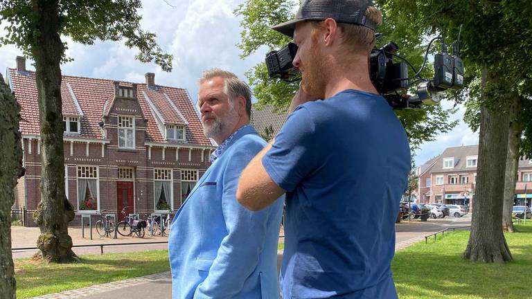 Patrick Stoof en zijn regisseur Tim van Gils reizen door Brabant op zoek naar antwoorden in De Brabander