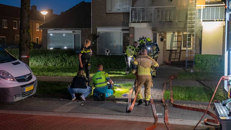 De brandweer haalde meerdere mensen uit het huis aan de Eerste Zeine in Waalwijk (foto: Iwan van Dun/SQ Vision).
