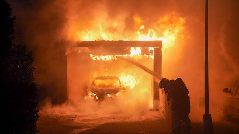 De auto onder de carport brandde volledig uit (foto: Gabor Heeres/SQ Vision)