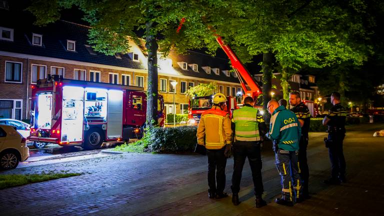 Diverse hulpverleners kwamen naar de 1e Franklinstraat in Eindhoven om de brand te bestrijden (foto: SQ Vision).