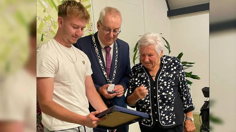 Giel krijgt de medaille van burgemeester Hans Ubachs in het bijzijn van Diny (foto: Gemeente Best).