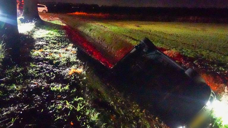 Auto belandt in een sloot: bestuurder met spoed naar ziekenhuis