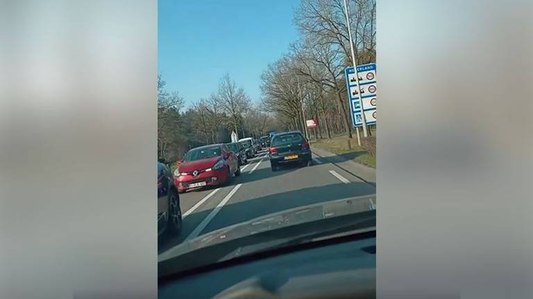 Het filmpje over de lange rij automobilisten die in België gaan tanken (foto: Facebook).