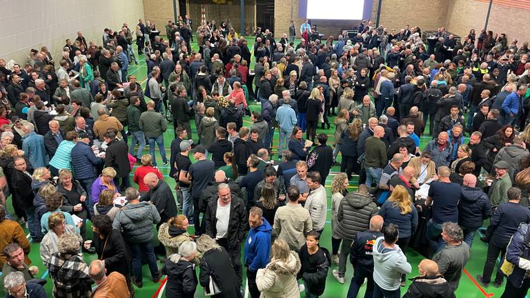 Een bomvolle zaal tijdens een inloopavond in Bakel (foto: Alice van der Plas).