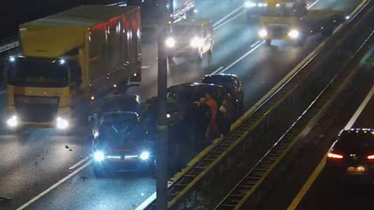 De botsing tussen meerdere voertuigen op de A58 (foto: X/Rijkswaterstaat Verkeersinformatie).