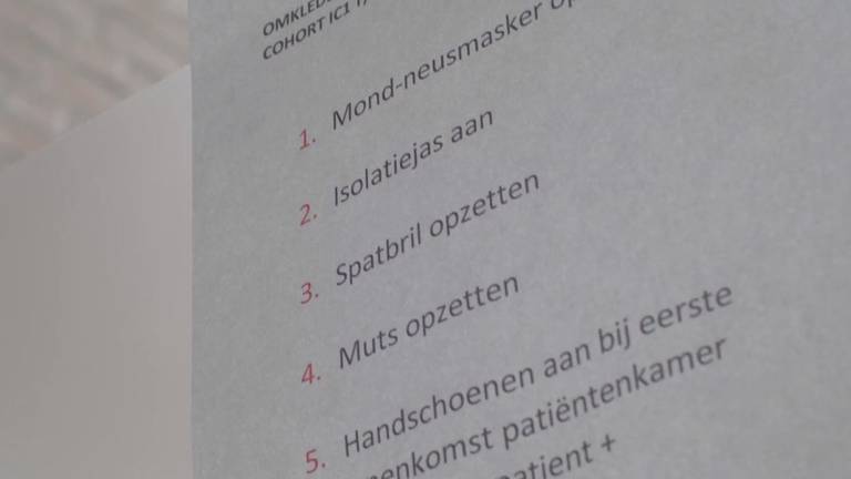 Het kledingprotocol in het ETZ (Foto: documentaire Positief Getest)