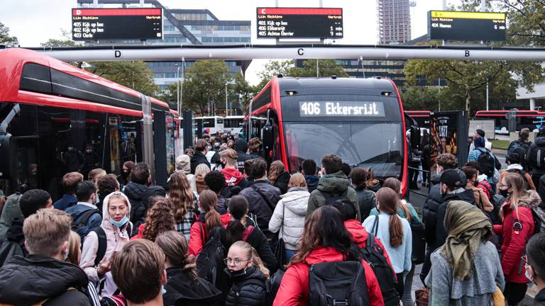 Het is weer ouderwets druk op busstations in de spits (foto: Corrado Francke).