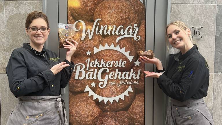 Twee medewerksters van de winnende Keurslager met de Lekkerste Gehaktbal (foto: Keurslagerij Jongmans).