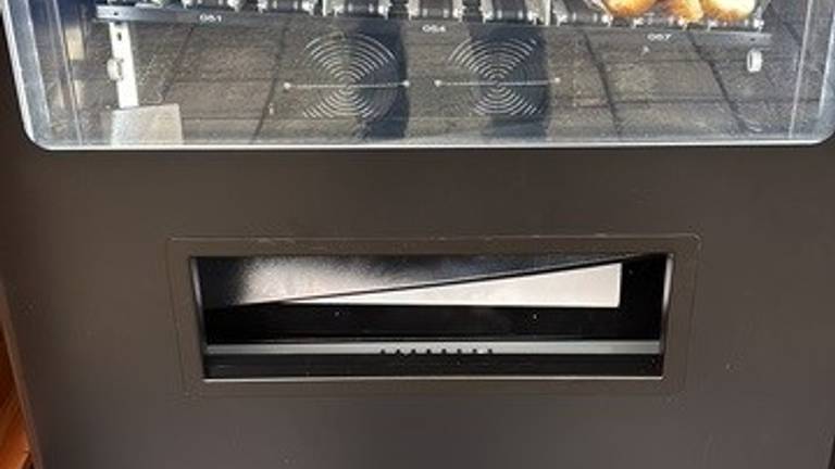 De klep van de broodautomaat is meermalen ingetrapt