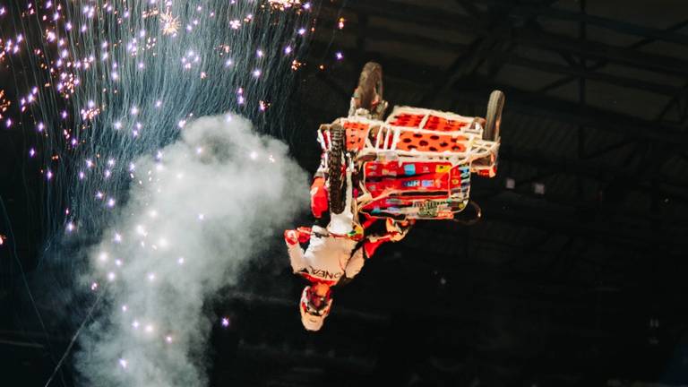 Jason Vandaele en Loet van der Putten maken een backflip in de zijspanmotor.