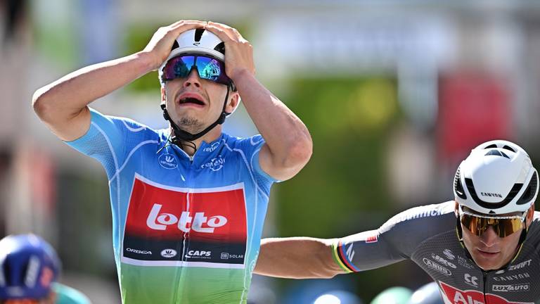 Arnaud De Lie is Mathieu van der Poel (rechts) te snel af (foto: ANP).