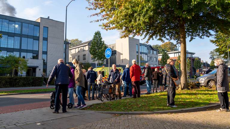 Het appartementencomplex werd vanwege de brand ontruimd (foto: Marcel van Dorst/SQ Vision).