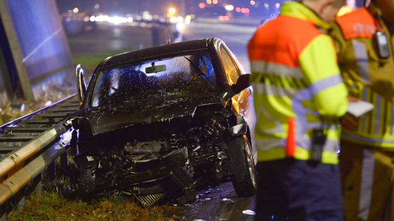 De zwaar beschadigde auto (foto: Perry Roovers/SQ Vision Mediaprodukties).