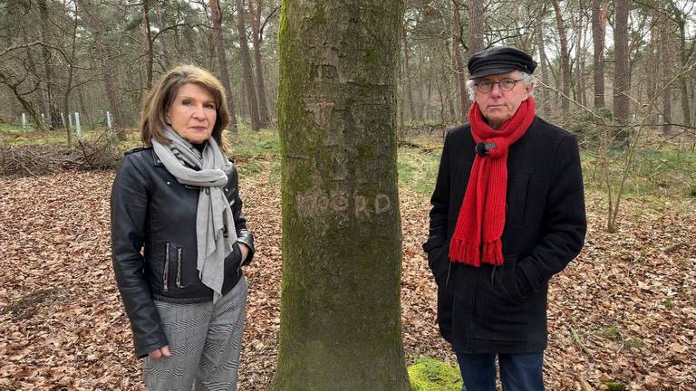 Marya Hüsstege en Ad van den Oord bij de moordboom (foto: Omroep Brabant).