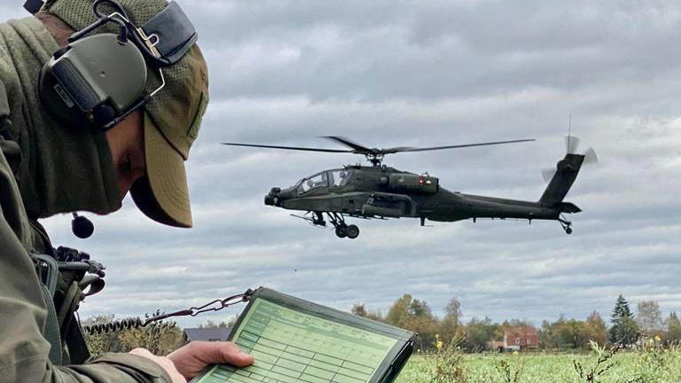 Militairen oefenen op en rond Vliegbasis De Peel (foto: Jan Peels).