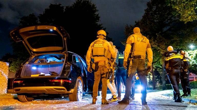 Arrestatieteam in actie op de Wouwsestraatweg 12 oktober 2021 (Foto: Marcel van Dorst/SQ Vision).