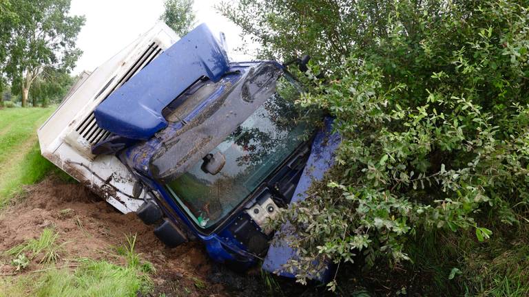 Wat de schade aan de vrachtwagen is, moet nog blijken 