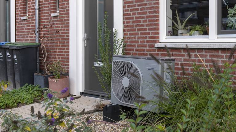 Een warmtepomp in de voortuin van een nieuwbouwhuis (Archieffoto: ANP).