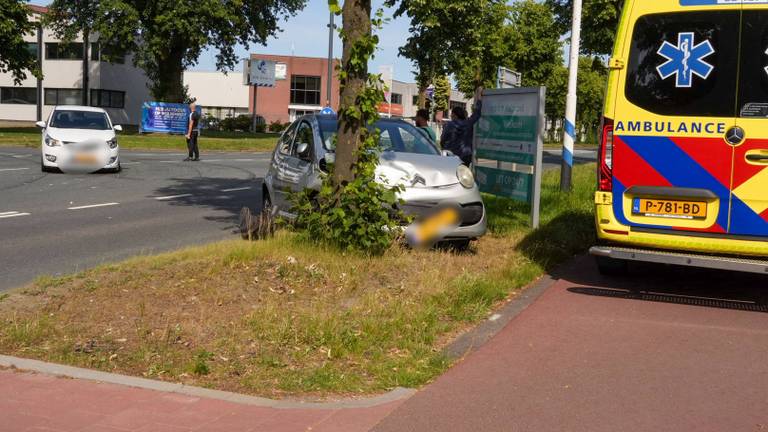 De twee auto's die bij het ongeluk in Helmond betrokken raakten (foto: Harrie Grijseels/Persbureau Heitink).
