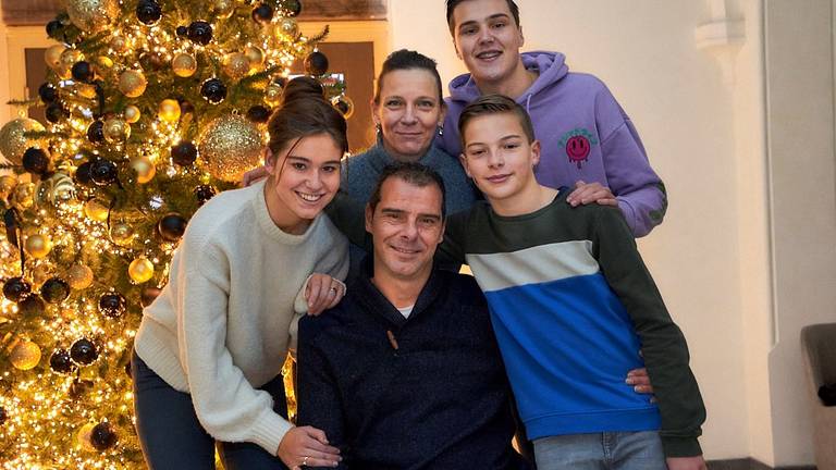 Richard Kluwen met zijn vrouw Mariëlle en hun drie kinderen (foto: Bas Haans Fotografie).