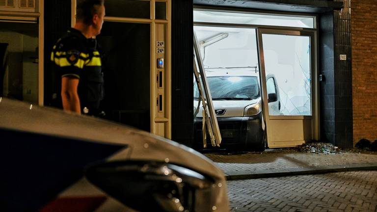 Een agent kan zijn ogen niet geloven als hij de auto in de Poststraat ziet staan (foto: Toby de Kort/SQ Vision Mediaprodukties).