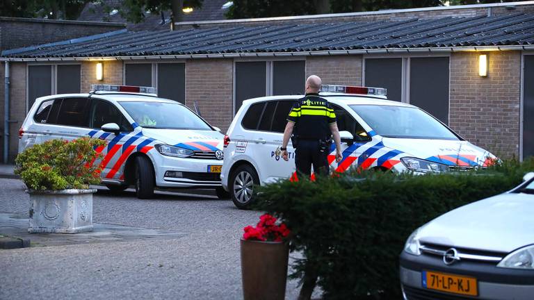 De politie tijdens het onderzoek bij het appartementencomplex aan de Jakob Goldsmidstraat in Oss (foto: Gabor Heeres/SQ Vision).