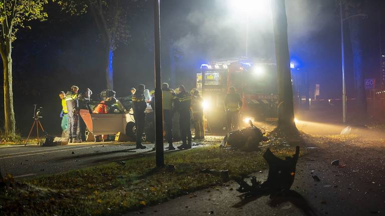 Het ongeluk veroorzaakte een flinke ravage op de Nieuwe Hescheweg in Oss (foto: Gabor Heeres/SQ Vision).