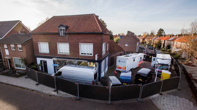 Onderzoek bij het bedrijfspand in Enschede (foto: ANP).