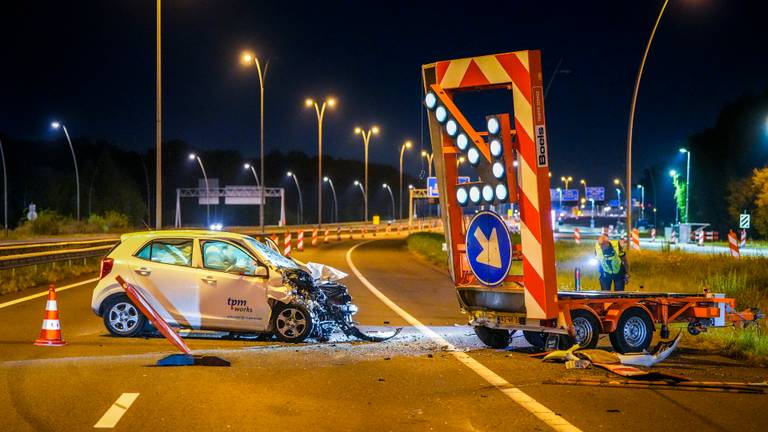 Automobilist botst op pijlwagen op de A2, bijrijder naar het ziekenhuis