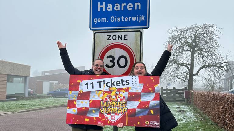 Sophie en Malou vonden verslaggever Mark Versteden met de 11 tickets in Haaren (foto: Noa Bergmans).