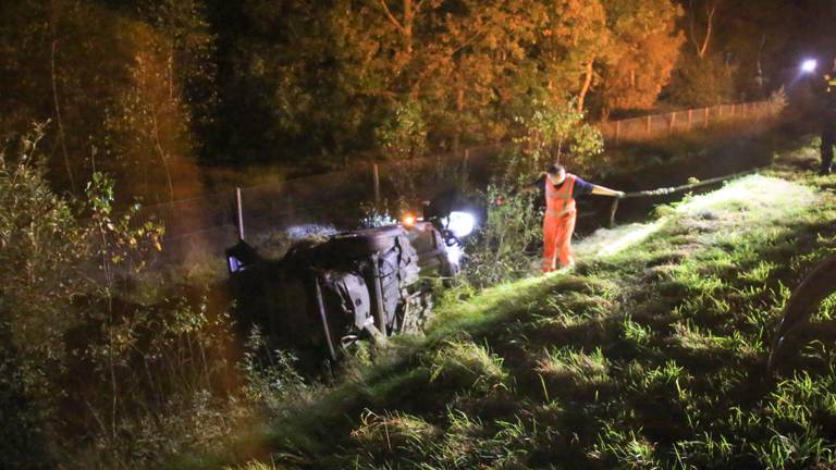 Auto belandt in de sloot langs de A67 (foto: Harrie Grijseels/SQ Vision)